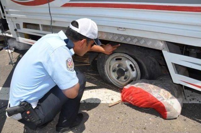 Tarım Işçilerini Taşıyan Kamyonet Devrildi: 3 Ölü, 13 Yaralı (2)-Yeniden