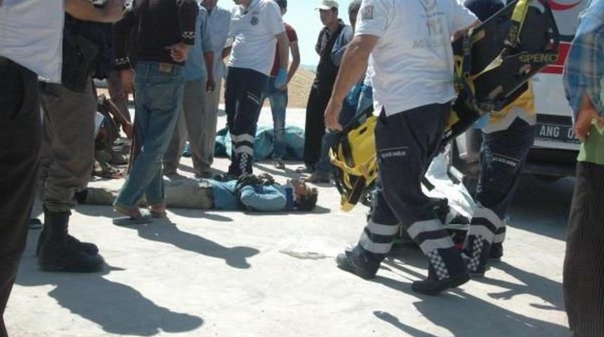 Suriye Uyruklu Tarım Iş&ccedil;ilerini Taşıyan Minib&uuml;s Devrildi: 18 Iş&ccedil;i Yaralandı