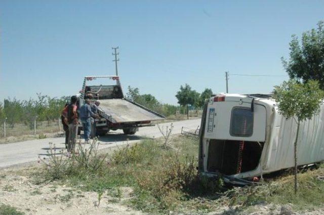 Suriye Uyruklu Tarım Işçilerini Taşıyan Minibüs Devrildi: 18 Işçi Yaralandı