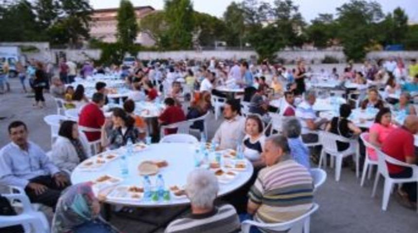 Ayvalık&rsquo;ta Şefkatli Eller İftar Sofrasında Kenetlendi