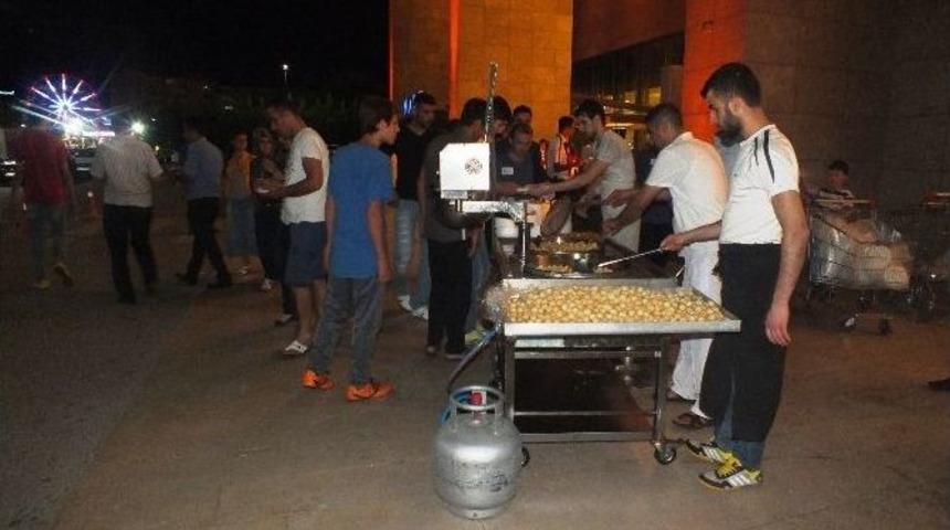 Kadir Gecesi&rsquo;nde Lokma İkramı