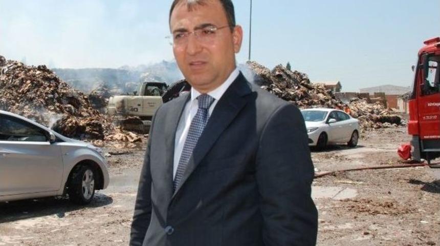 Vali Toprak Yanan Fabrikada İncelemelerde Bulundu