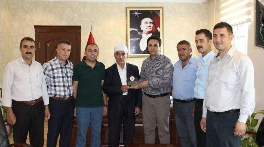Şehit Yakınları Ve Gazilerden Kaymakam Dundar&rsquo;a Plaket