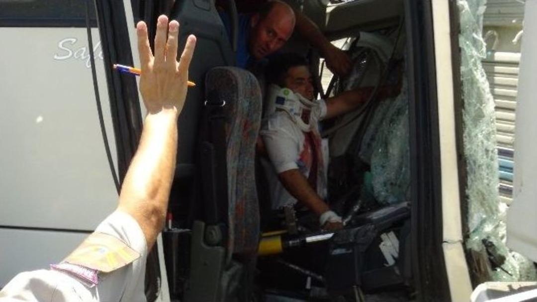 Tur Otob&uuml;s&uuml;, Otomobil Ve Kamyona &Ccedil;arptı