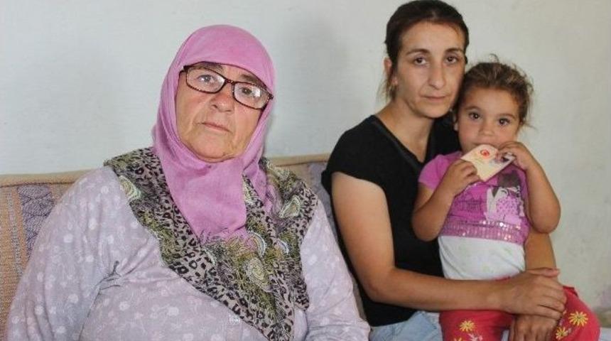 İki &Ccedil;ocuğuyla Yardım Bekliyor