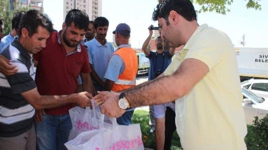 Siverek Belediyesi &Ccedil;alışanlarına Bayram Şekeri