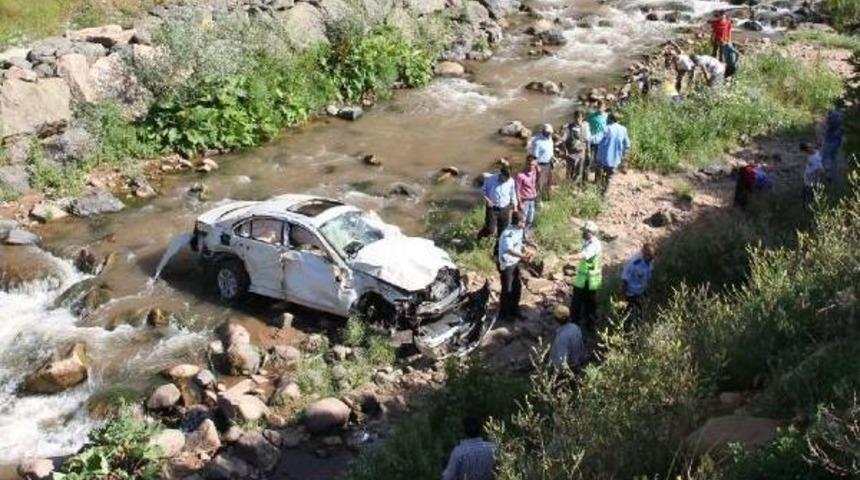 Otomobil Dereye U&ccedil;tu: 2 &Ouml;l&uuml;, 4 Yaralı