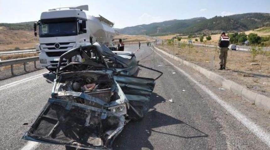 Tır, Otomobile &Ccedil;arptı: 1 &Ouml;l&uuml;, 2 Yaralı