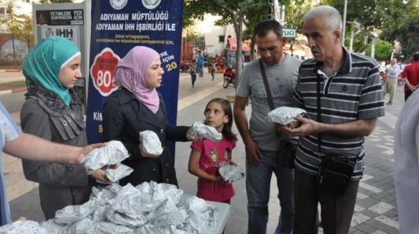 Adıyaman&rsquo;Da Suriyeliler Iftar Kumanyası Dağıttı