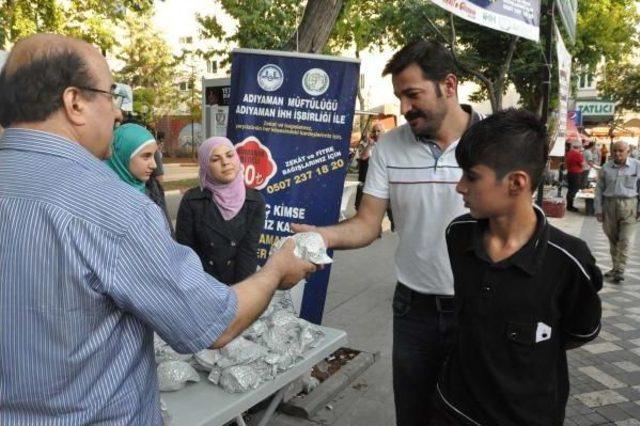 Adıyaman’Da Suriyeliler Iftar Kumanyası Dağıttı