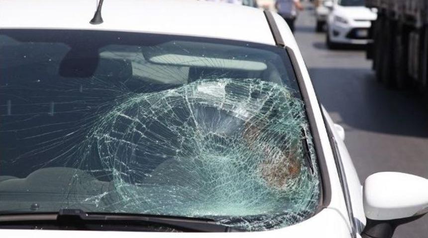 Karşıya Ge&ccedil;erken Otomobilin &Ccedil;arptığı Kadın Ağır Yaralandı