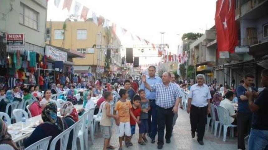 Kadirli'de 12 Bin Kişiye Iftar Verildi