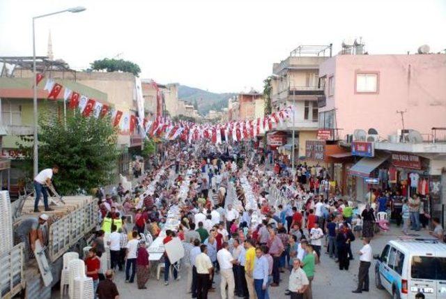 Kadirli'de 12 Bin Kişiye Iftar Verildi