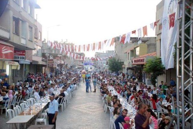 Kadirli'de 12 Bin Kişiye Iftar Verildi