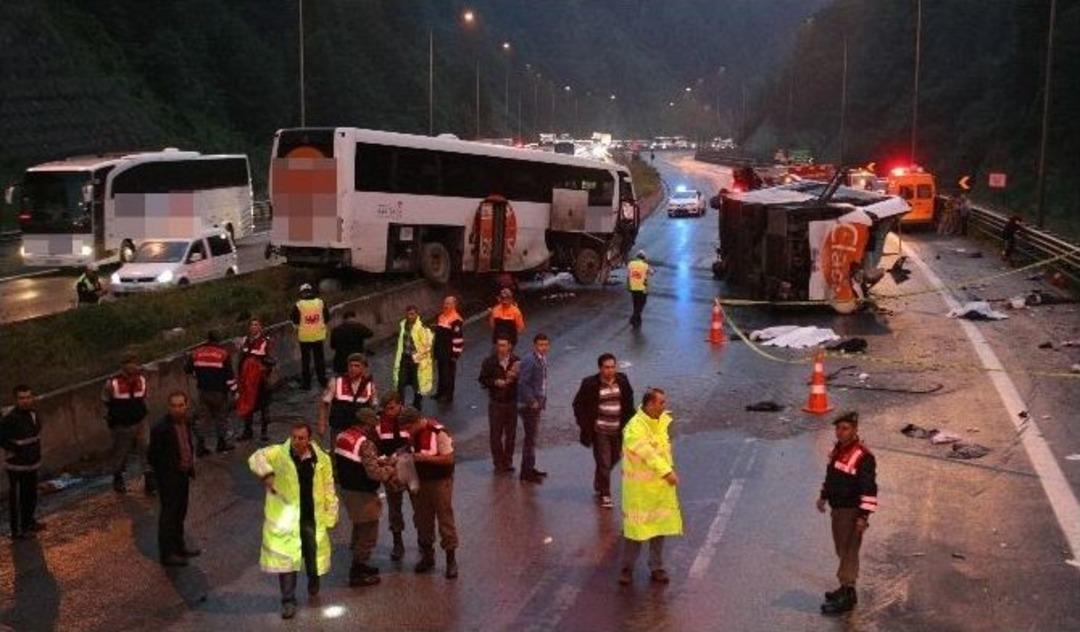 Bolu Dağında Feci Kaza: 6 Kişi &Ouml;l&uuml;, 35 Yaralı