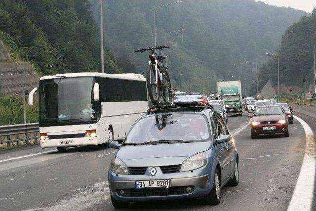 Tem Otoyolunda Bayram Yoğunluğu Başladı