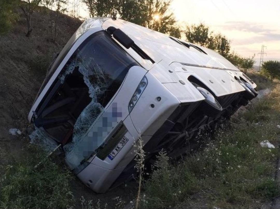 Yolcu Otob&uuml;s&uuml; Devrildi: 1 &Ouml;l&uuml;, 32 Yaralı