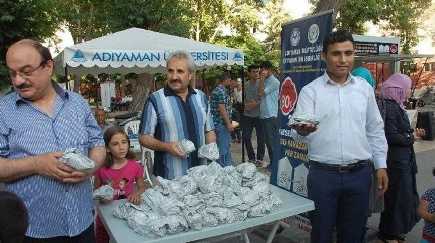 Suriyelilerden Adıyamanlılara İftarlık Paketleri