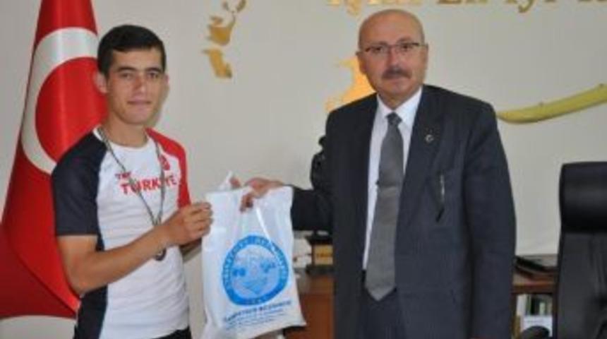 Samur, Başarılı Atleti Altınla &Ouml;d&uuml;llendirdi