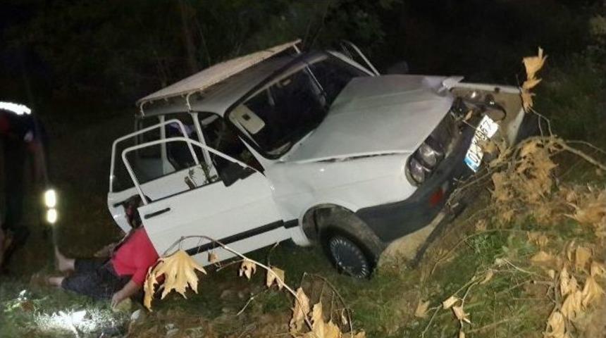 Otomobiline Parf&uuml;m Sıkmak İsterken Kaza Yaptı: 2 Yaralı