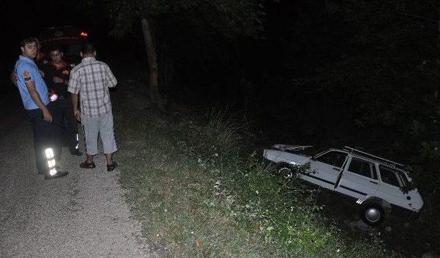 Otomobiline Parfüm Sıkmak İsterken Kaza Yaptı: 2 Yaralı