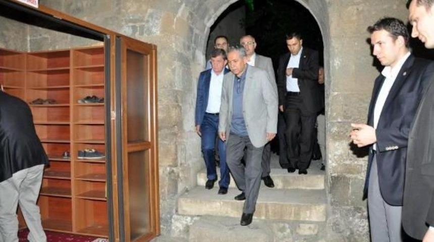 Başbakan Yardımcısı Arın&ccedil;, Trabzon Ayasofya Camisinde Namazını Kıldı