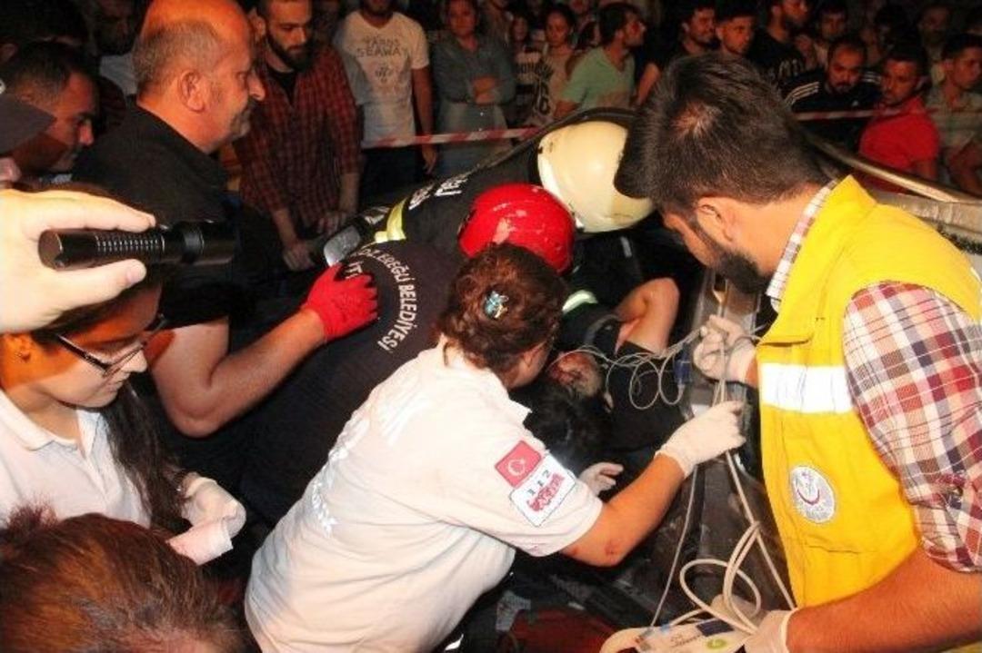 Babalarını İşten Almaya Giderken Kaza Yaptılar: 1 &Ouml;l&uuml;, 2 Yaralı