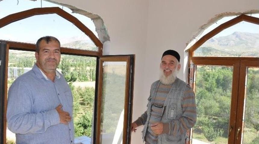 &Ccedil;ardak&rsquo;taki &Ccedil;e&ccedil;en Kulesi İlgi Odağı Oldu