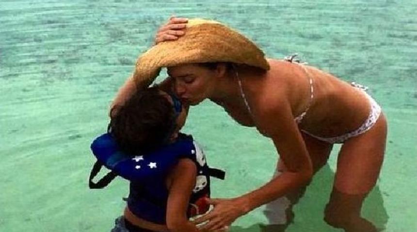 Miranda Kerr, Ege Tekne Turunda Dat&ccedil;a'ya Uğradı