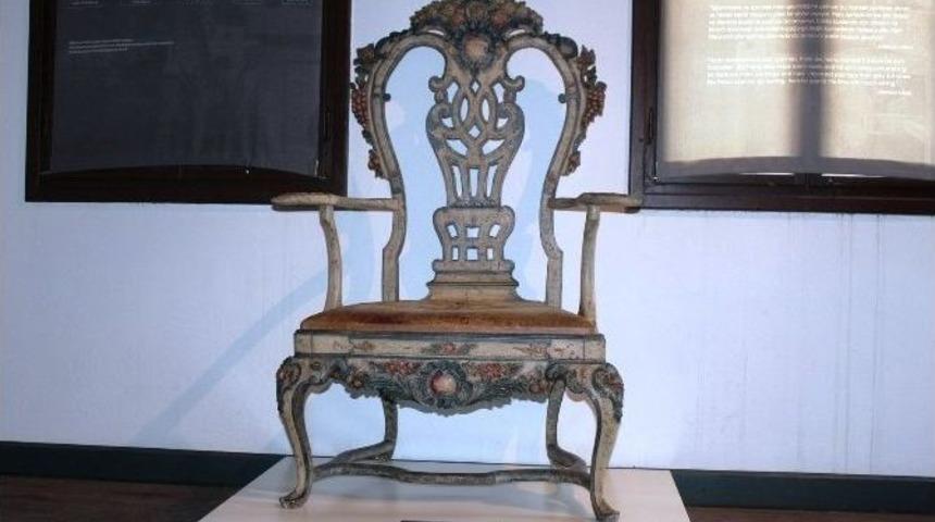 Kral&rsquo;ın Yaptığı Oyma Koltuğa B&uuml;y&uuml;k İlgi