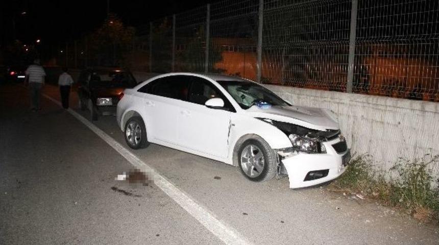 Direksiyon Hakimiyetini Kaybeden S&uuml;r&uuml;c&uuml; Duvara &Ccedil;arptı: 1 Yaralı