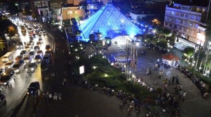 Bursa Sokakları Ge&ccedil; Saatlere Kadar Cıvıl Cıvıl