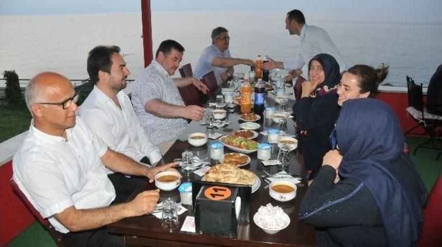 Ak&ccedil;akoca&rsquo;da Muhtarlar İftarda Bir Araya Geldi