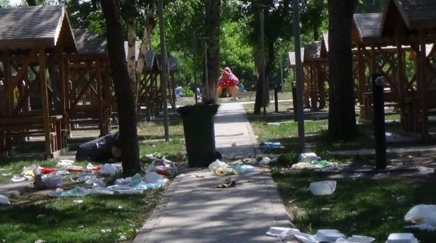 Millet Bah&ccedil;esi&rsquo;ndeki Şirinler Heykelinin Kafasını Kopardılar