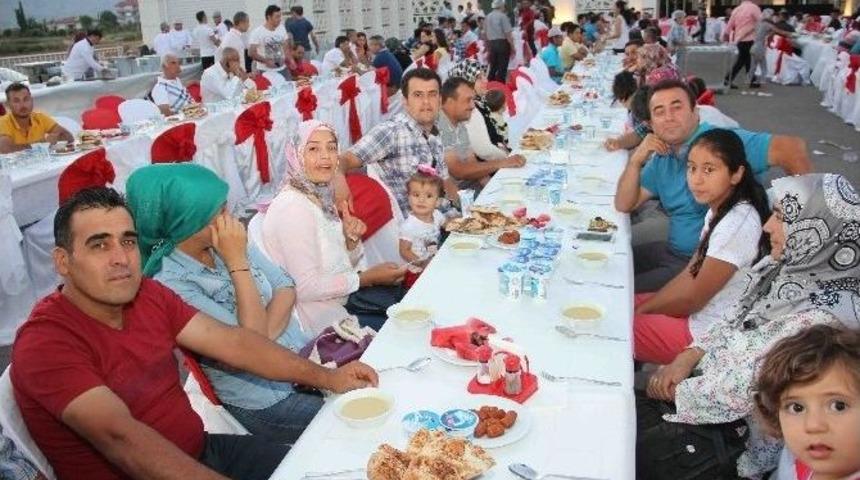 D&ouml;şemealtı Belediye Personeline Ve Ailelerine 5 Yıldızlı İftar Sofrası