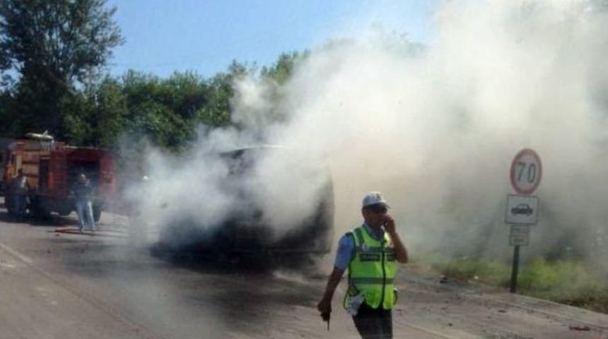 Bursa&rsquo;da Seyir Halindeki Minib&uuml;s Alev Alev Yandı