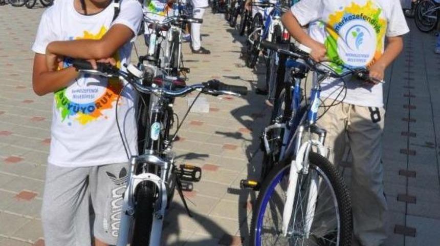 Merkezefendi'de &Ccedil;ocuklar Hediye Bisikletlerle Ay Yıldız Oluşturdu