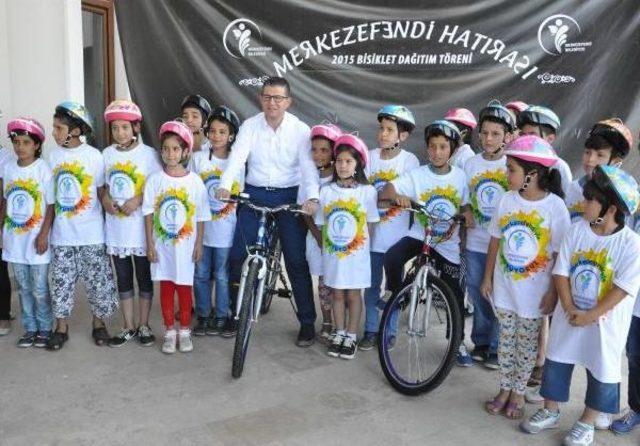 Merkezefendi'de Çocuklar Hediye Bisikletlerle Ay Yıldız Oluşturdu