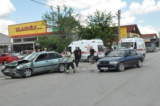 Sakarya’da Trafik Kazası: 2 Yaralı