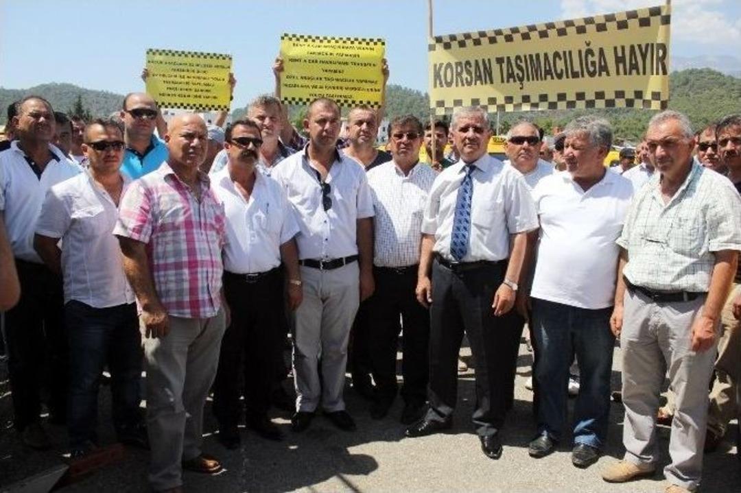 Kemer&rsquo;de Korsan Taşımacılık Eylemi