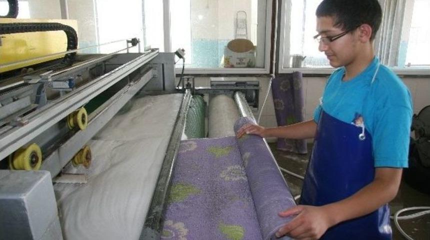 Afyonkarahisar&rsquo;da Halı Yıkamacılarında Bayram Yoğunluğu Başladı