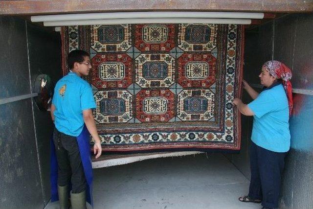 Afyonkarahisar’da Halı Yıkamacılarında Bayram Yoğunluğu Başladı