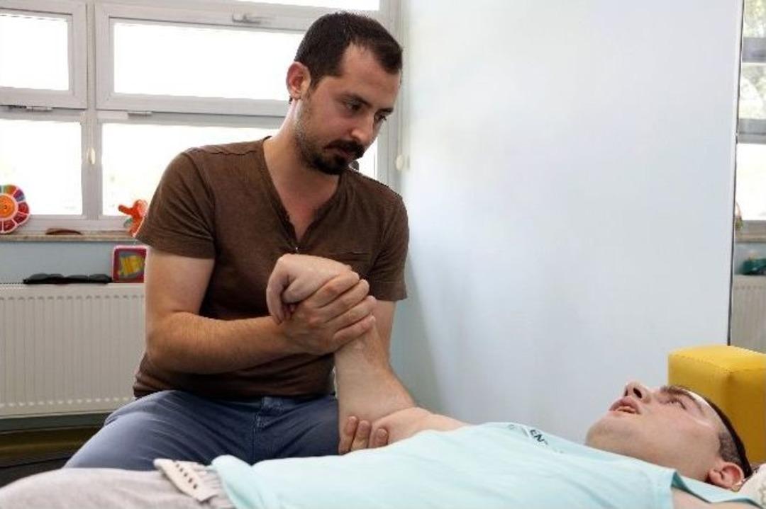 Umut&rsquo;un Fizik Tedavide İlk G&uuml;n Heyecanı