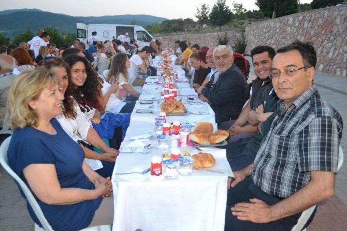 Nil&uuml;fer Sitesi Sakinleri İftarda Buluştu