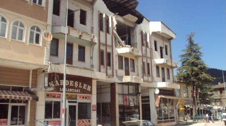 Belediye Binasının Duvarı &Ccedil;&ouml;kt&uuml;, Enkaz Altında Kalan Yaya &Ouml;ld&uuml;