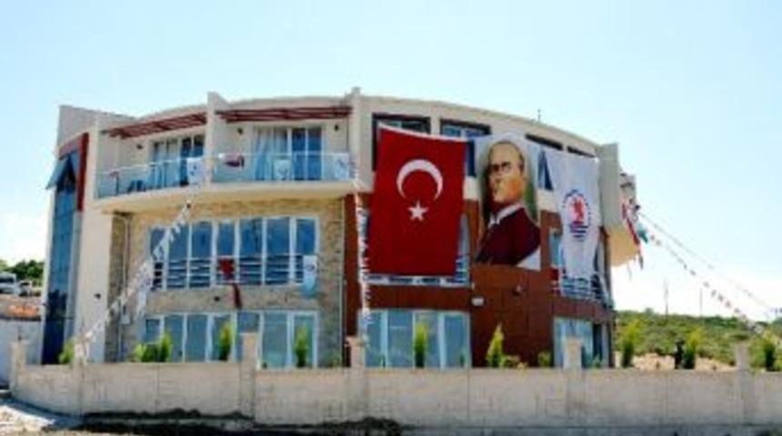 Fıona Sampson İle Peter Salmo Om&uuml;&rsquo;n&uuml;n Yazarlık Okuluna Geliyor