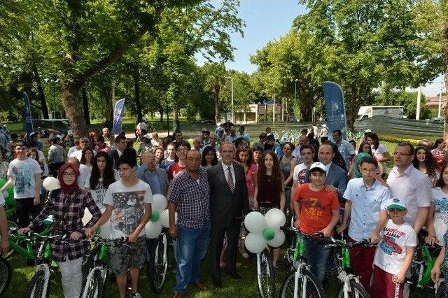 Büyükşehir Belediyesi Başarılı Öğrencileri Ödüllendirdi