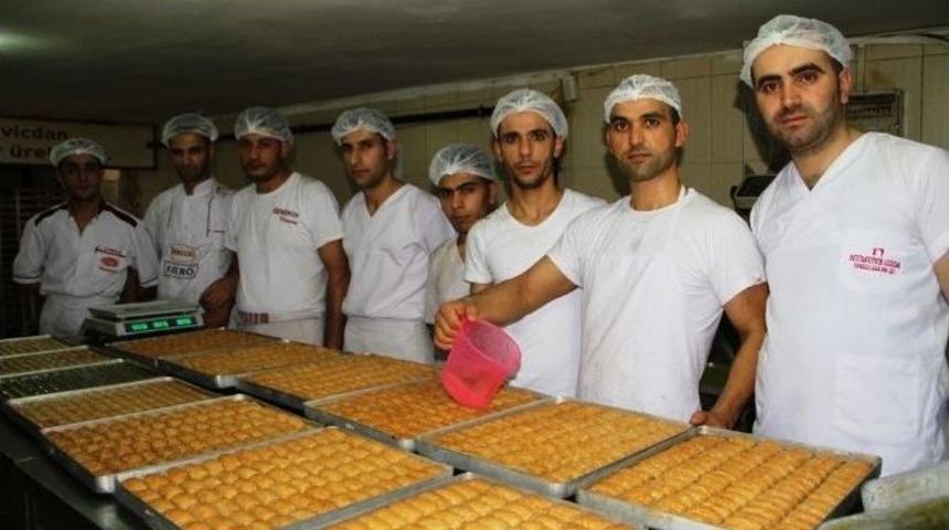 Ramazan Bayramı Tatlıcıların Y&uuml;z&uuml;n&uuml; G&uuml;ld&uuml;rd&uuml;