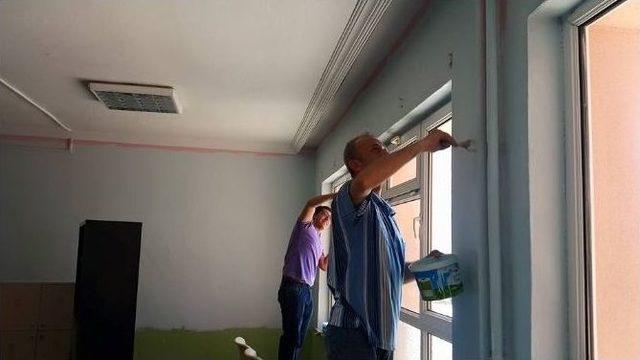 Bozüyük’te Boyacı Timleri Okulları Yeni Döneme Hazırlıyor