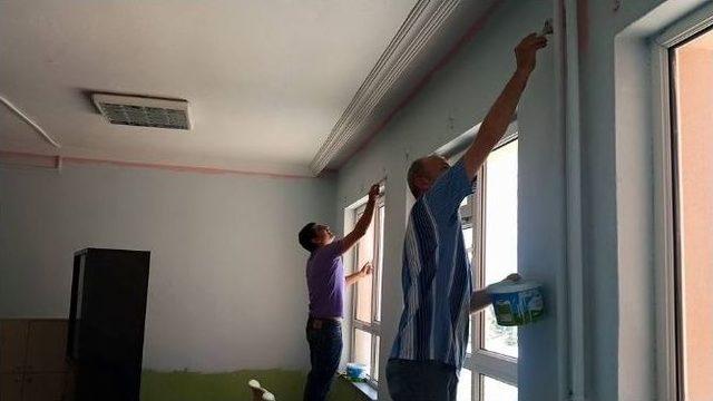 Bozüyük’te Boyacı Timleri Okulları Yeni Döneme Hazırlıyor